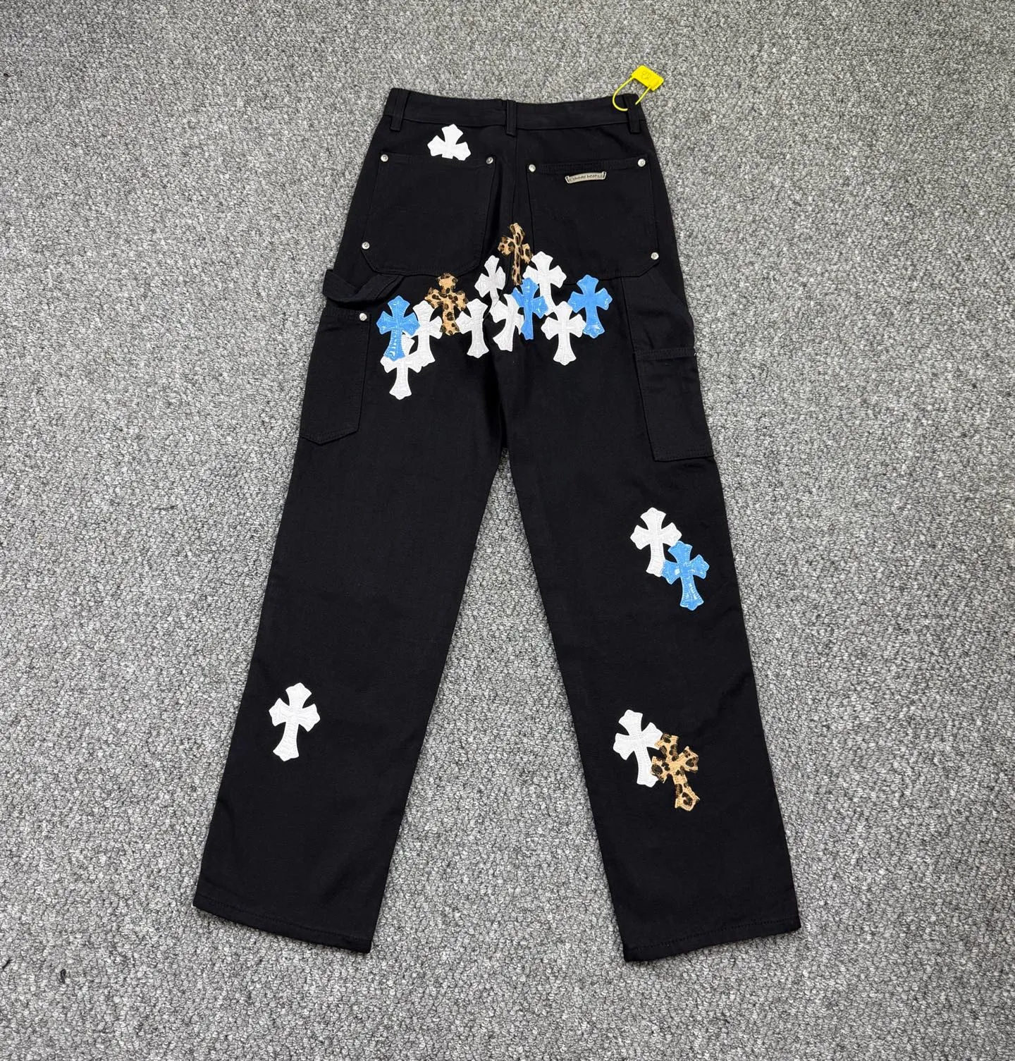 P290 model number: H860 chrome hearts Top Cow King F&F Limited to relatives and friends 1of1 Carhartt base version Jeans Three-dimensional version Loose and comfortable, not picky about body shape Look taller and slimmer Factory Seiko Original quality control Same style for men and women Can be matched with couples Versatile recommendation Must-have jeans for all seasons Hipsters have been disappointed From the quality selection of fabrics, the tailoring of details, and the matching of patterns are impeccable! The upper body is so handsome when worn...it can be easily worn by men, women and children! The craftsmanship is made of heavy-duty washed pure cotton denim fabric. After washing, it is soft and thick and looks very stylish when worn. Size: 28, 30, 32, 34, 36 (S-XXL) Color: black
